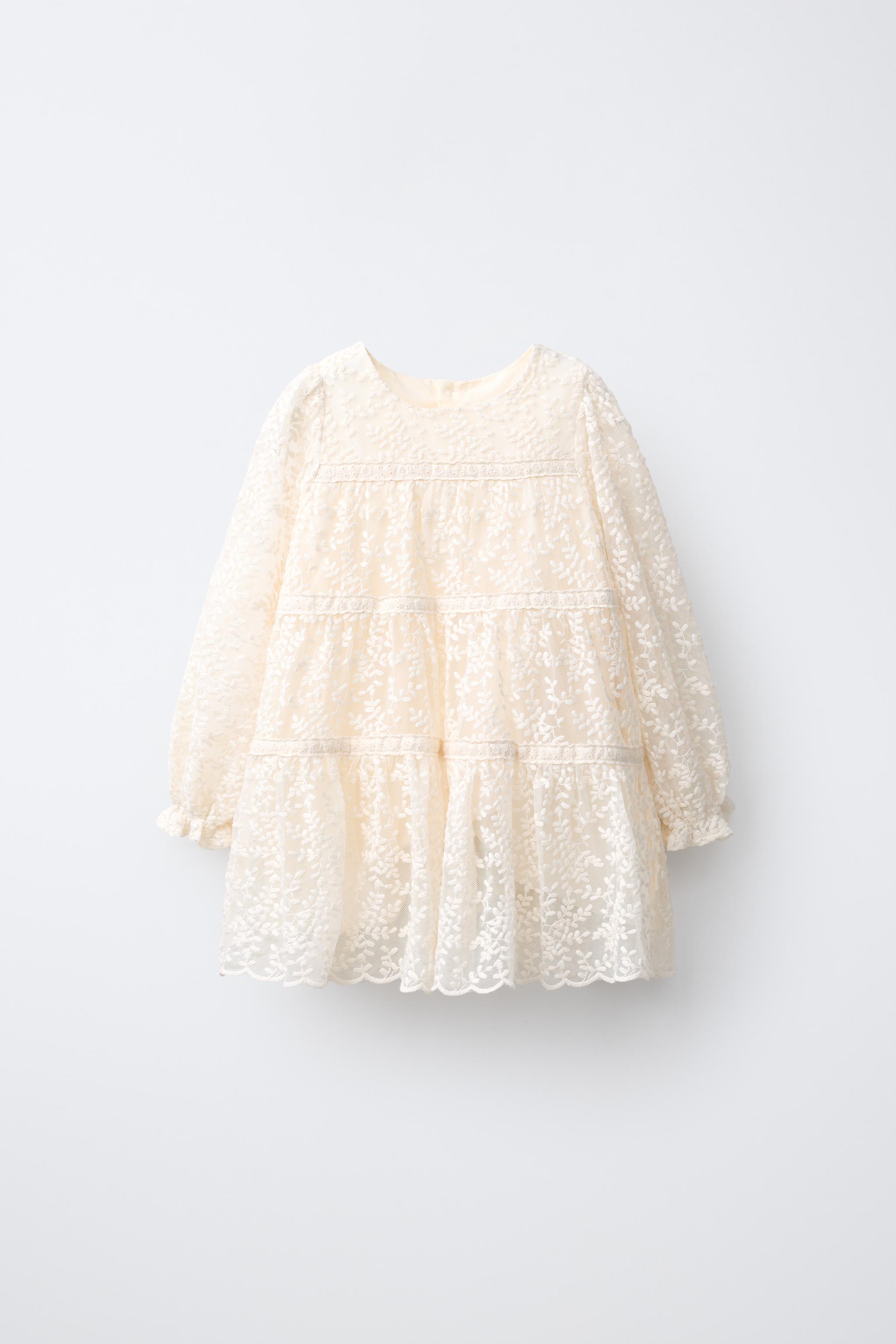 ROBE EN DENTELLE À EMPIÈCEMENTS